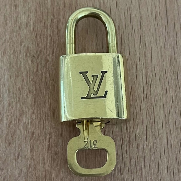 Louis Vuitton Gold Padlock Chain Necklace - Picture 4 of 15